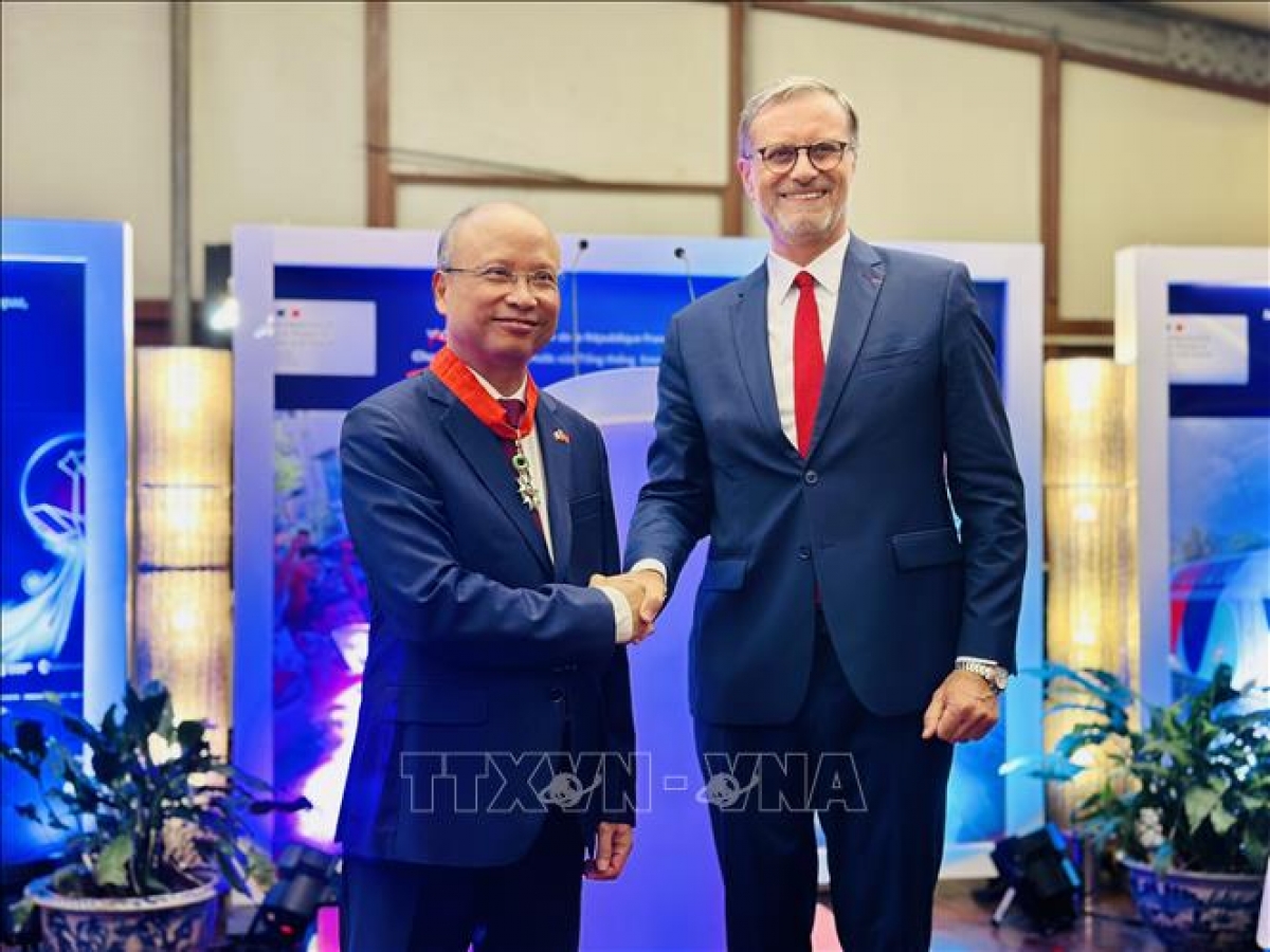  L’ambassadeur de France au Vietnam, Olivier Brochet et l’ancien ambassadeur du Vietnam en France, Dinh Toàn Thang. Photo: TTXVN