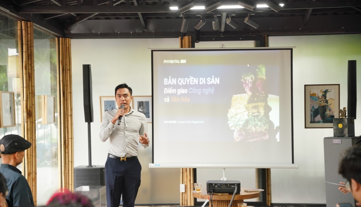 Analisis solusi "Figital" untuk mengidentifikasi dan melindungi hak cipta warisan budaya dipresentasikan pada seminar ilmiah tentang digitalisasi warisan budaya di Kuil Sastra. Foto: Anh Tuan/bvhttdl.gov.vn