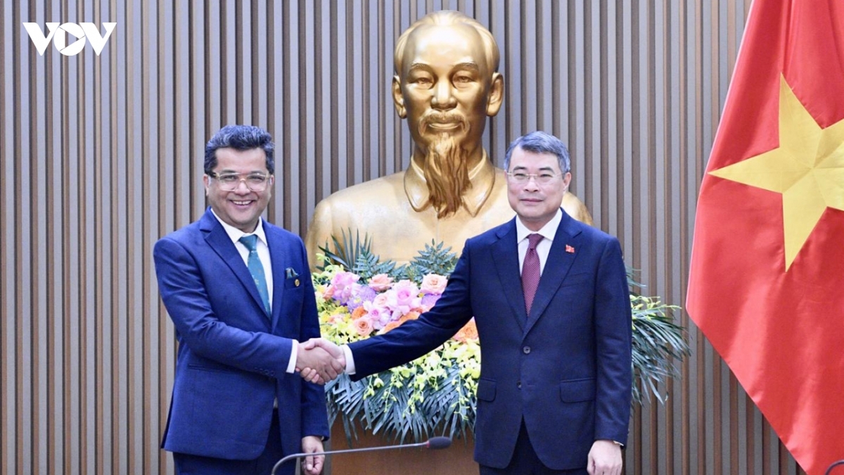 インドのパビトラ・マルゲリータ外務担当国務相（左）と握手するレ・ミン・フン首相（写真：VOV）