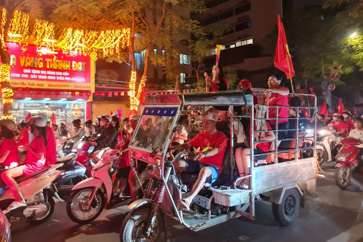 
Hanoi fans take to the streets to celebrate Vietnam’s ASEAN Cup 2026 triumph. (Photo: Kieu Oanh/VOV)
