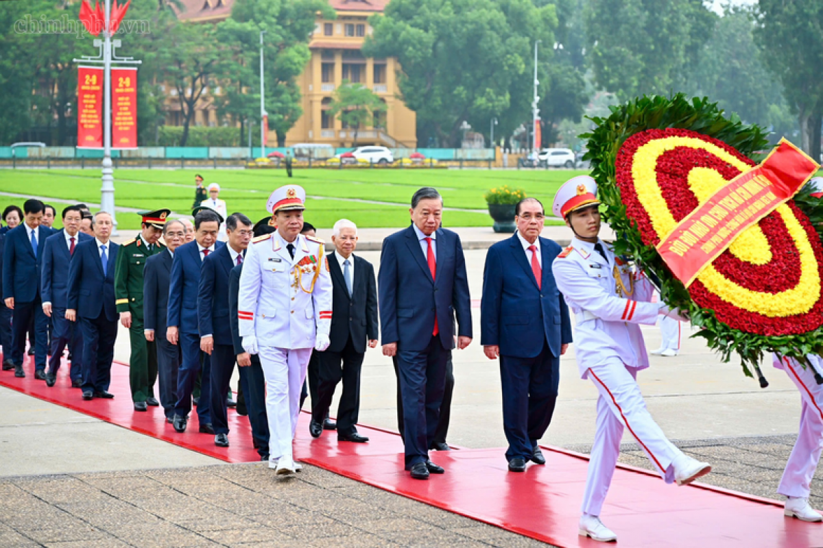 Party and State leaders pay tribute to President Ho Chi Minh at his Mausoleum in Hanoi on August 28, 2026. (Photo:VGP/Nhat Bac)