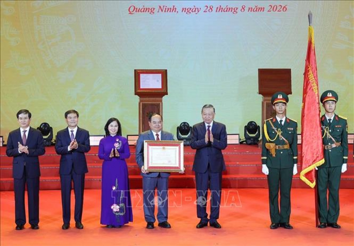 Party General Secretary and State President To Lam presents the First-Class Labor Order to Quang Ninh. (Photo: Thong Nhat/VNA)