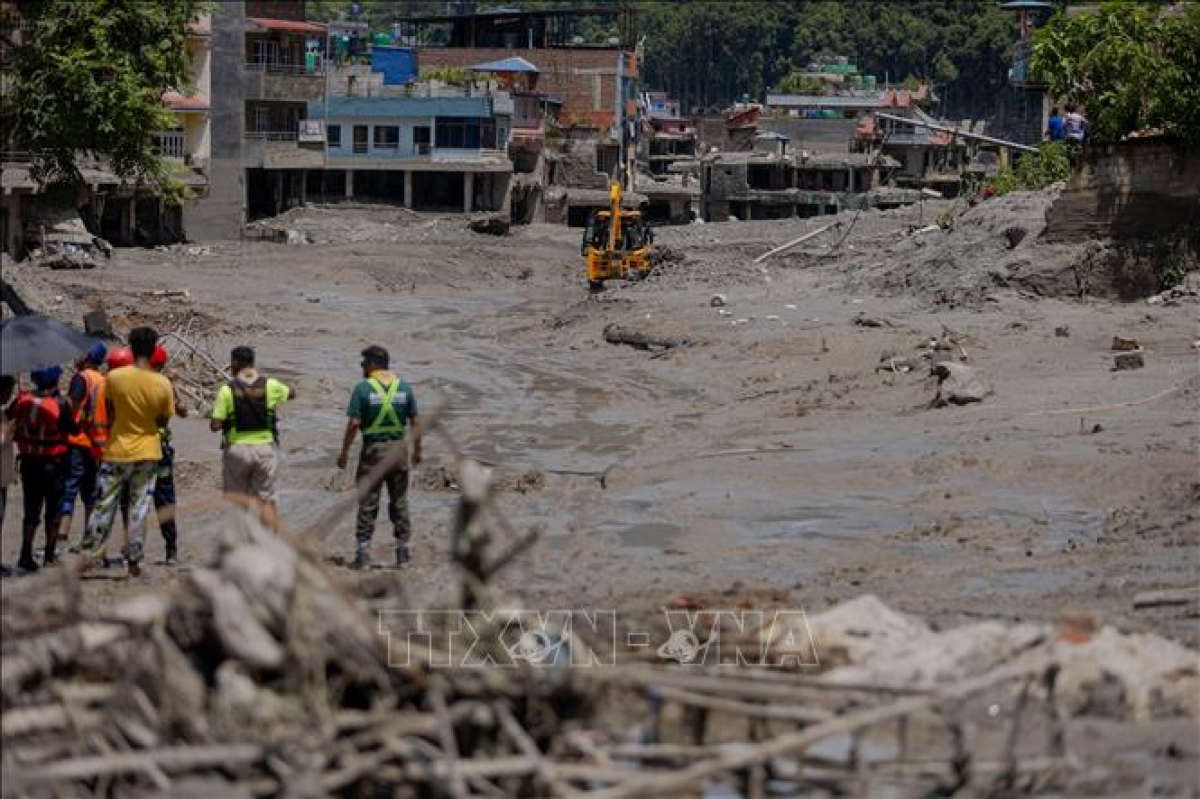 Zone dévastée par une crue soudaine à Nuwakot, au Népal. Photo: THX/VNA