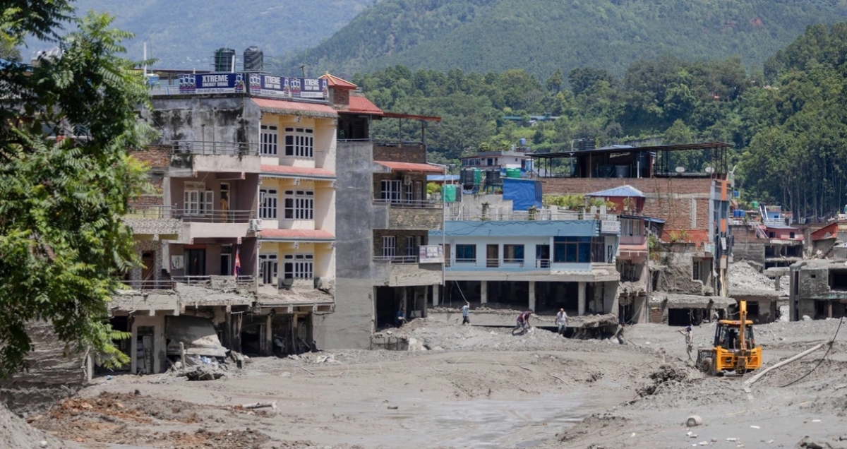 Escena devastadora tras el alud de lodo, área de Nuwakot, Nepal, el 27 de agosto de 2026. Foto: Xinhua/VNA