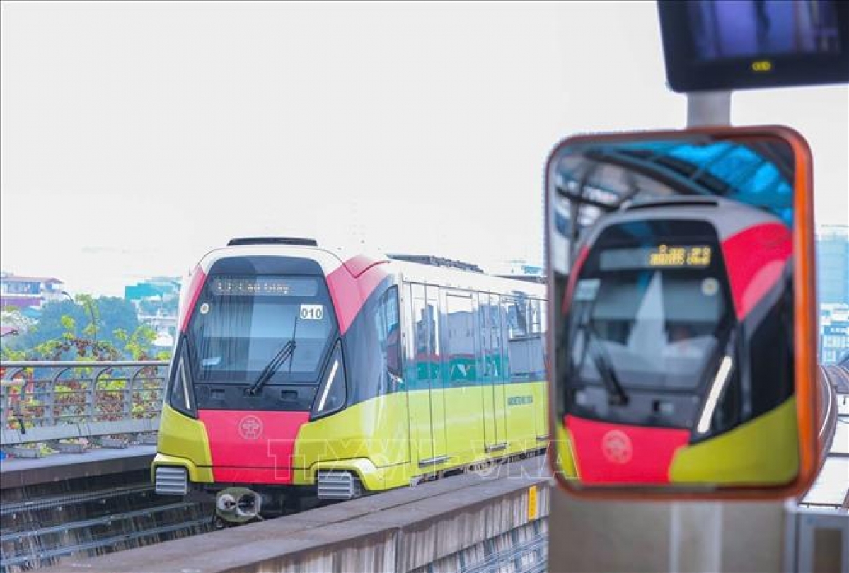 Hanoi Metro offre la gratuité des trajets aux habitants comme aux touristes sur ses deux lignes de métro urbain. Photo: Hoàng Hiêu/TTXVN