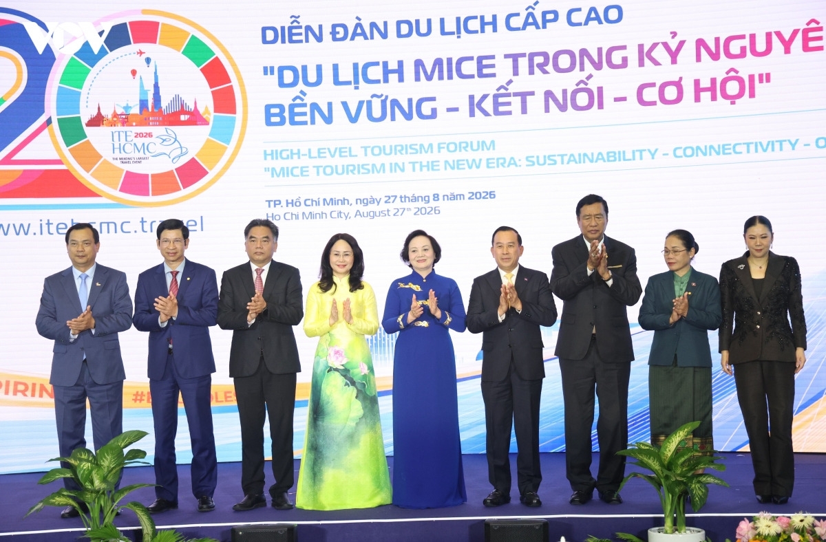 Deputy Prime Minister Pham Thi Thanh Tra poses for a photo with leaders from the Ministry of Culture, Sports and Tourism, the Ho Chi Minh City People's Committee, and tourism sector officials from other countries in the region. (Photo: Ty Huynh/VOV-HCMC)