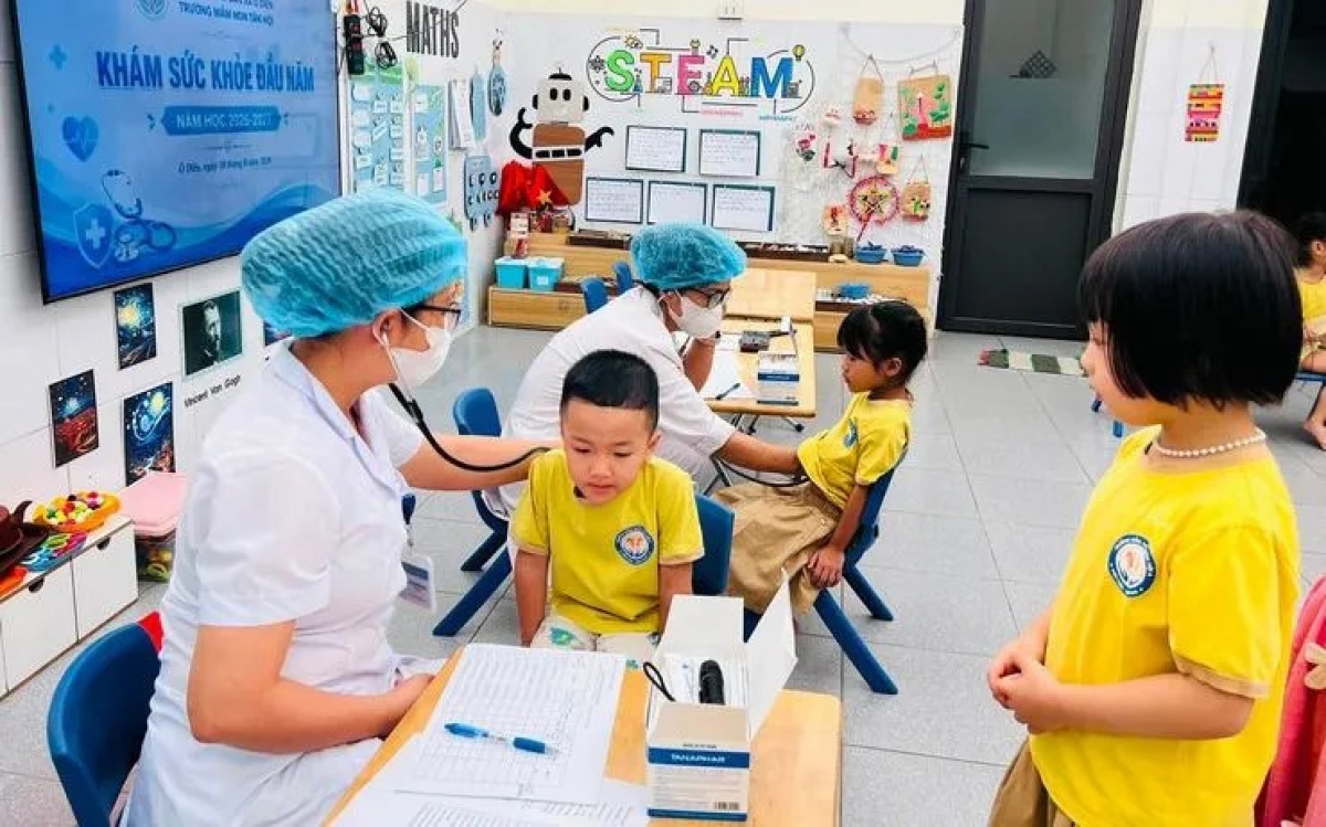 O Dien Commune Health Station provides free periodic health checks for children and students at Tan Hoi Kindergarten on the morning of August 18, the first day of the free health check-ups campaign. (Photo: Hanoi Department of Health)