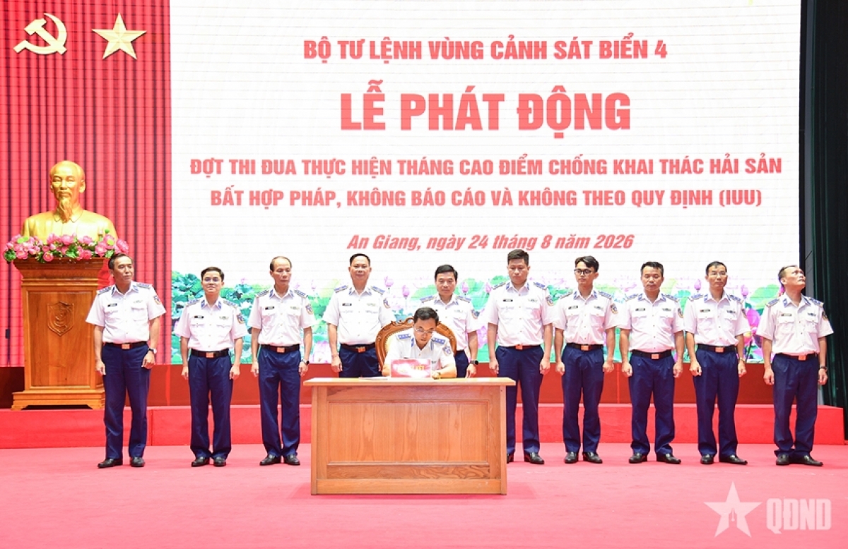 Representatives from agencies and units in the Naval Region 4 sign an agreement to implement the emulation movement. (Photo: qdnd.vn)