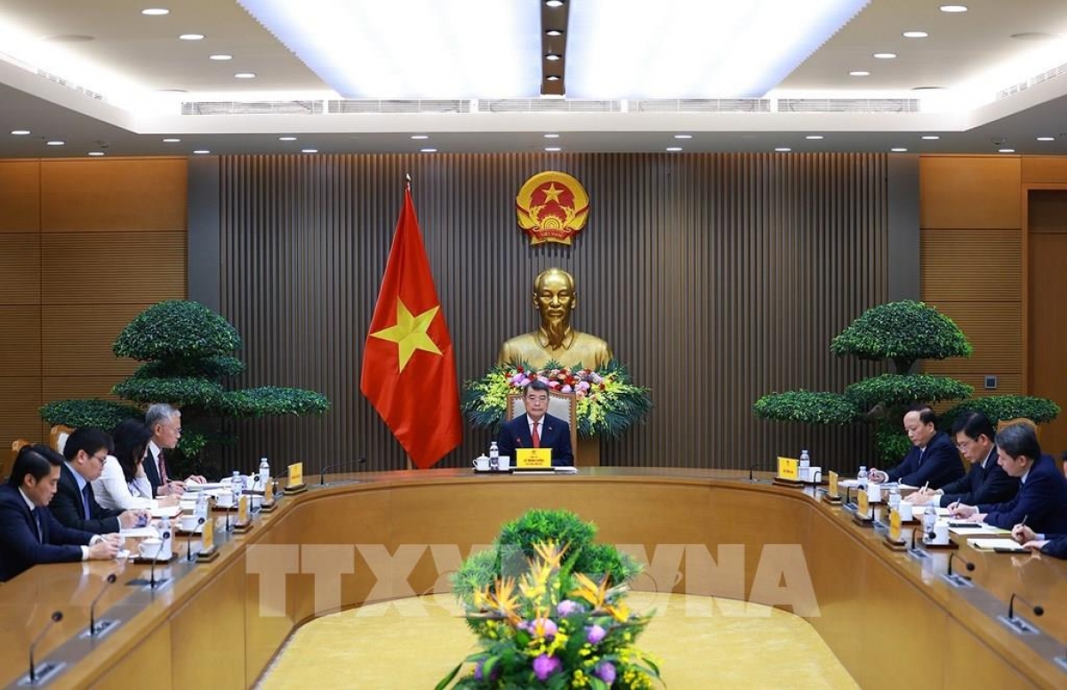 Prime Minister Le Minh Hung holds a phone talk with German Chancellor Friedrich Merz. (Photo: Duong Giang/VNA)