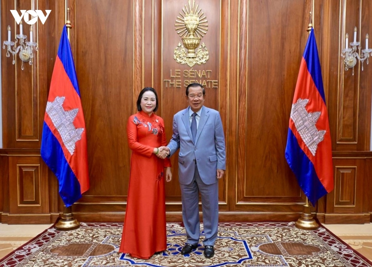 អនុប្រធានរដ្ឋសភាវៀតណាមលោកស្រី ង្វៀន ធីថាញ់ ជួបសវនាការជាមួយប្រធានព្រឹទ្ធសភាកម្ពុជាសម្ដេចតេជោ ហ៊ុន សែន។ រូបថត៖ VOV