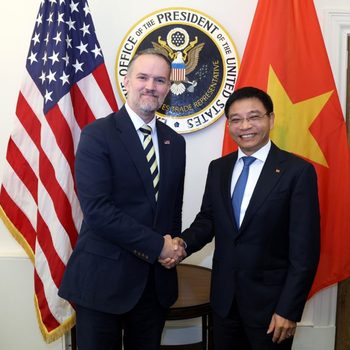 Deputy Prime Minister Nguyen Van Thang and US Trade Representative Jamieson Greer (Photo: VGP/Duc Tuan)