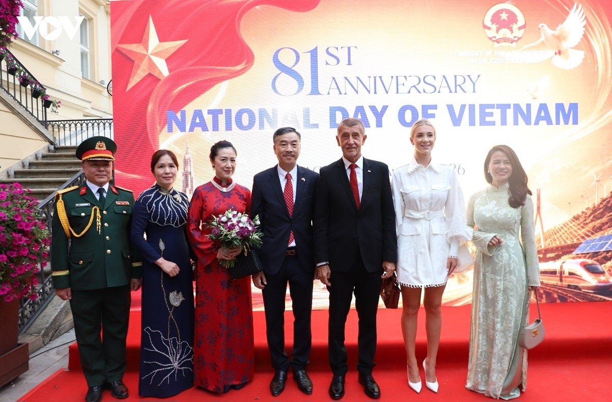 El Primer Ministro checo posa para una foto junto con el personal de alto nivel de la Embajada de Vietnam en Praga. Foto: VOV