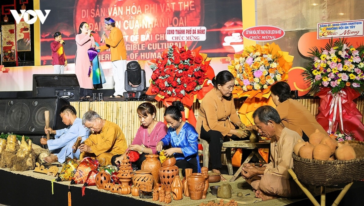 Local artisans demonstrate their skills on the opening night of the Hoi An Creative Week 2026 on August 28, 2026 at Hoai River square, Hoi An Ward, Da Nang city. (Photo: VOV)