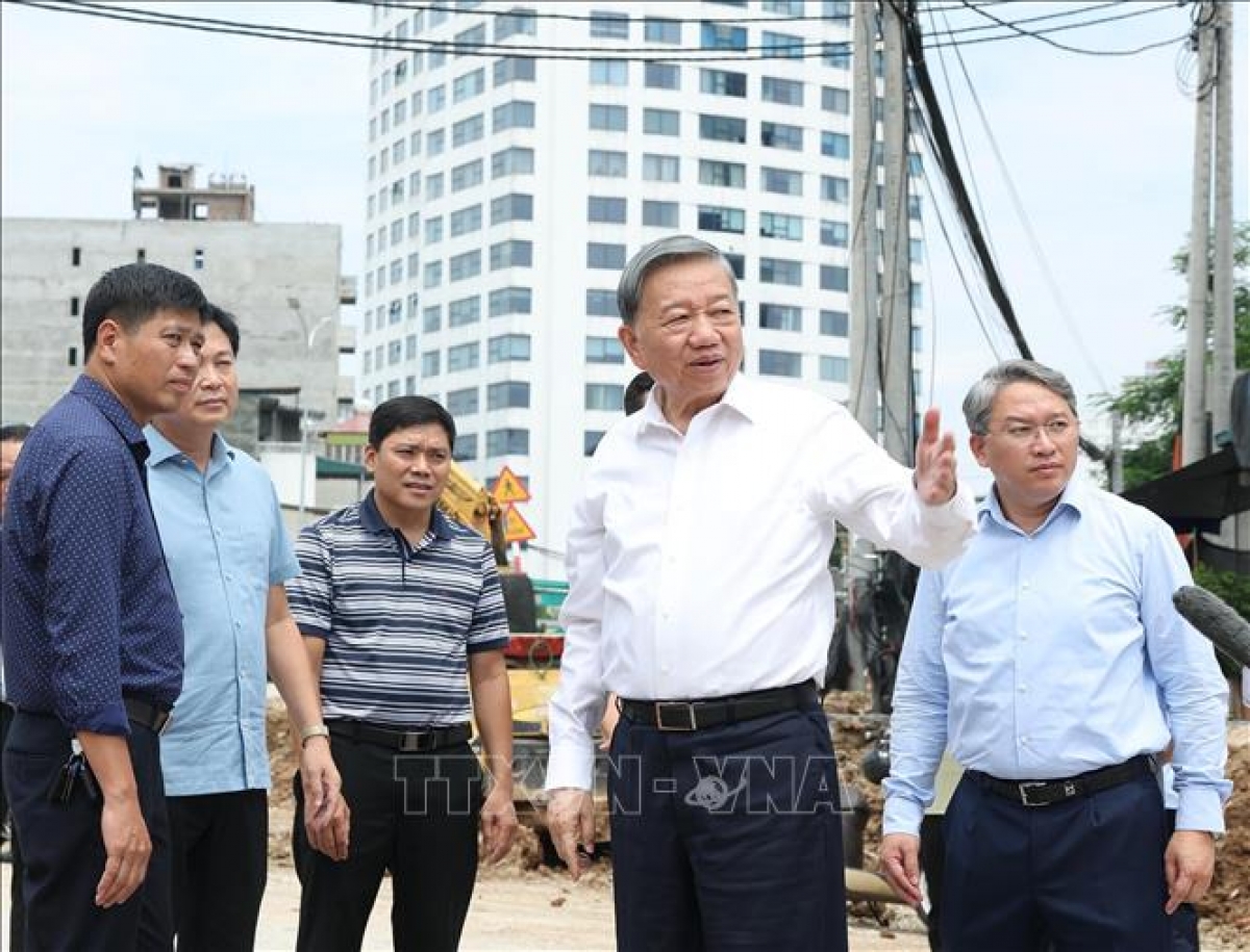 General Secretary and President To Lam inspects the Ring Road 1 construction project (Hoang Cau - Voi Phuc section). Photo: Thong Nhat/VNA