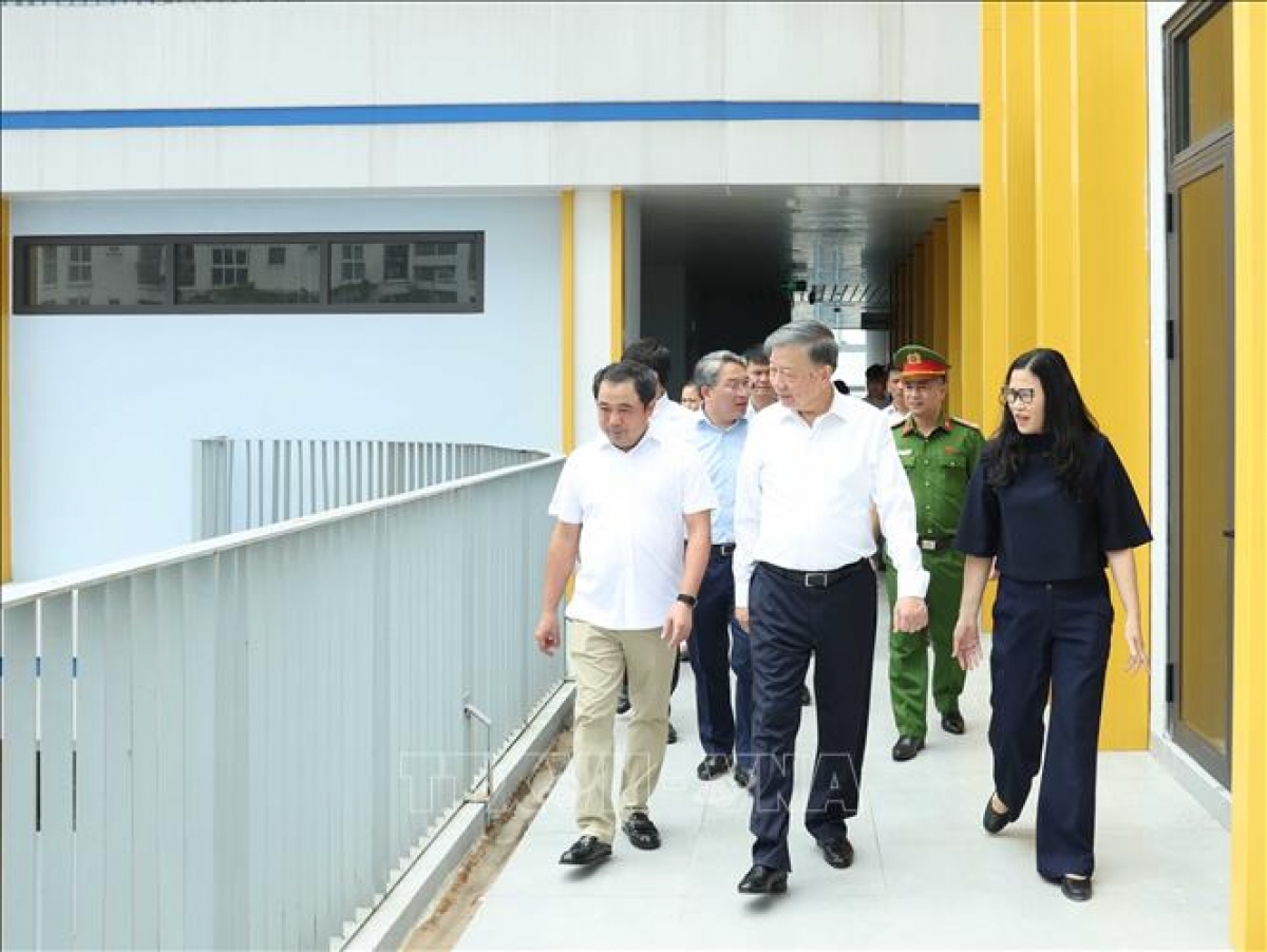 General Secretary and President To Lam inspects facilities in preparation for the new school year at Hoang Quan Chi High School, Yen Hoa ward. (Photo: Thong Nhat/VNA)