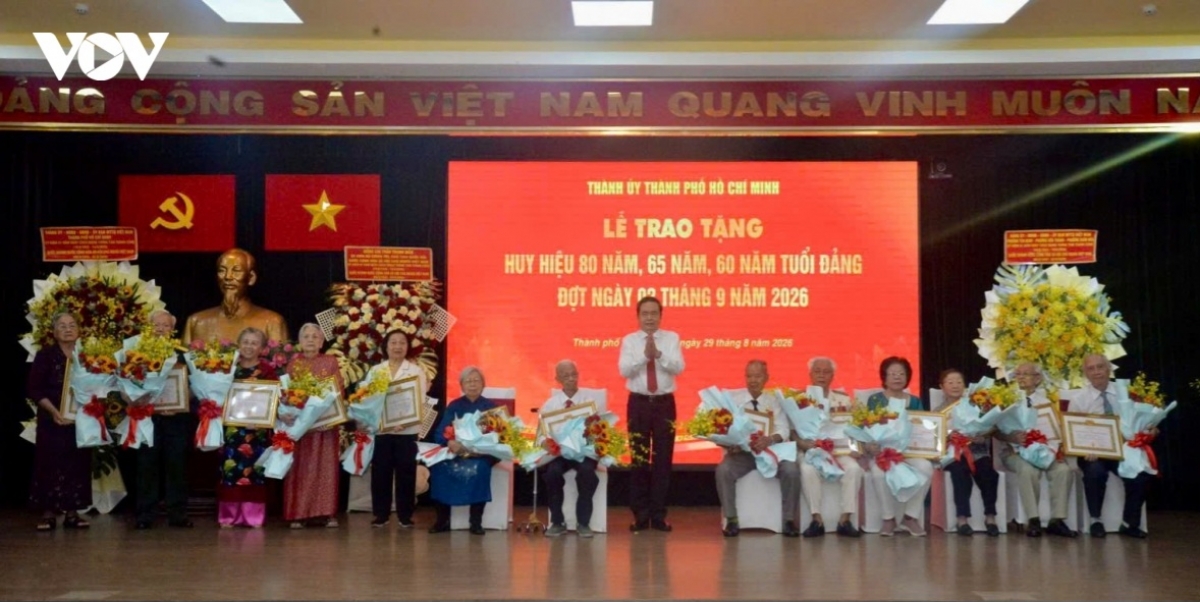 Chủ tịch Quốc hội Trần Thanh Mẫn gửi lời chúc mừng tới các đồng chí được trao tặng Huy hiệu Đảng tại buổi lễ và toàn thể đảng viên của TP.HCM được nhận Huy hiệu Đảng dịp này. Ảnh: VOV