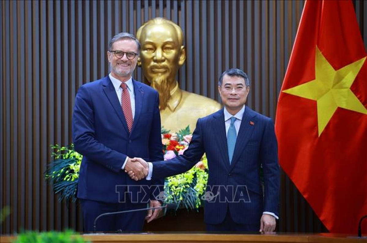 Le Premier ministre Lê Minh Hung et l’ambassadeur de France au Vietnam, Olivier Brochet. Photo: Duong Giang/TTXVN.