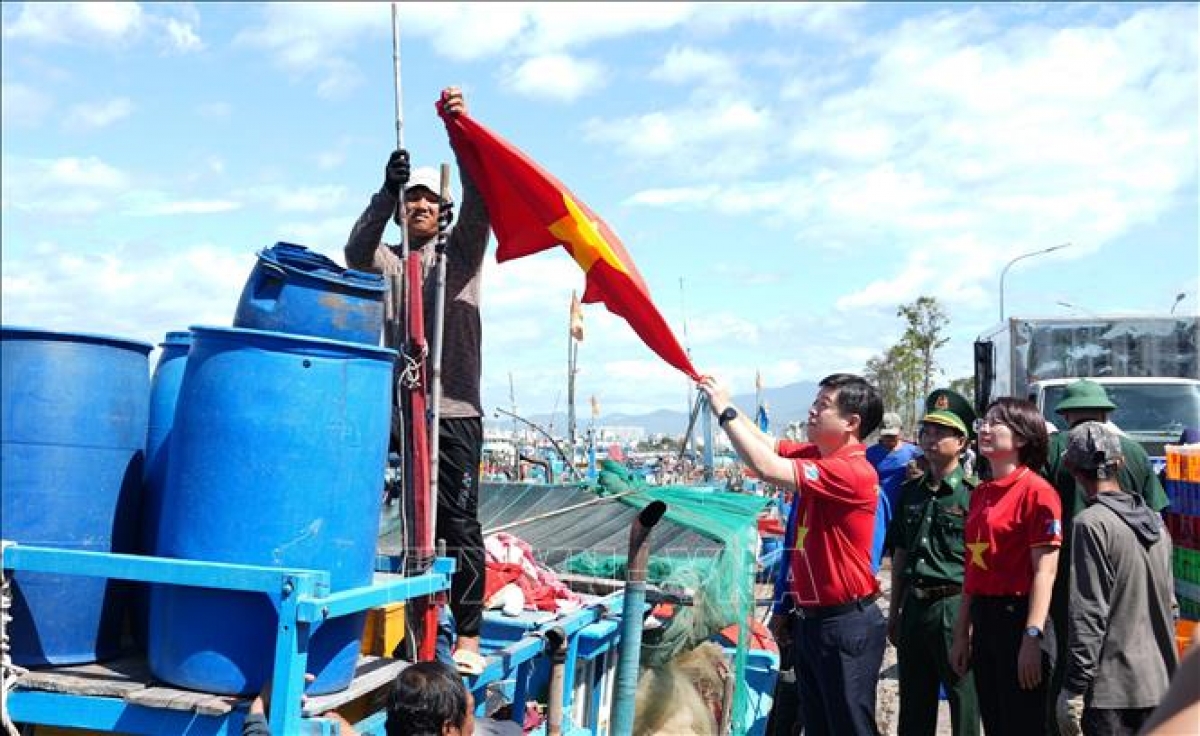 Delegates of the 2026 “I Love My Fatherland” Journey present national flags to fishermen in Khanh Hoa province. (Photo: VNA)