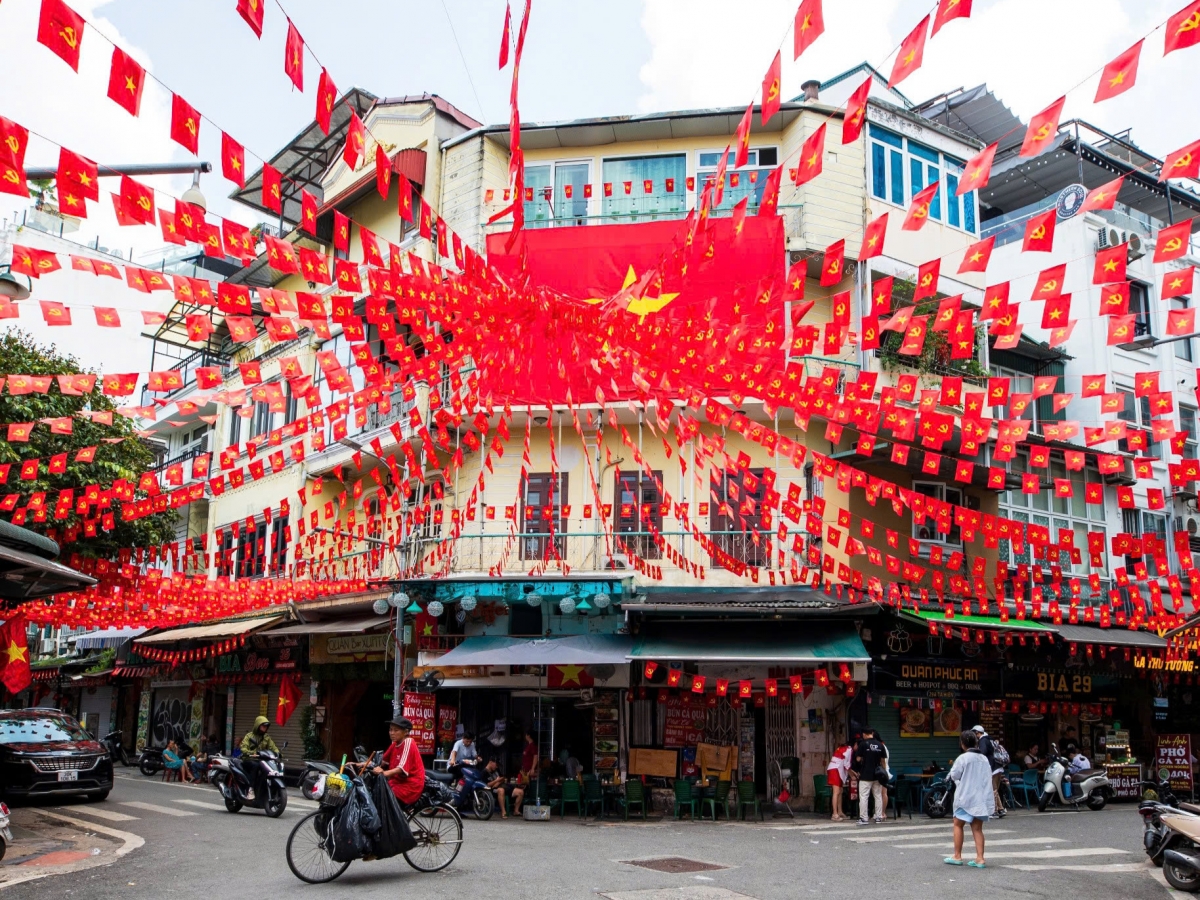 In Hanoi, banners and billboards in vibrant red adorn the streets to celebrate National Day (September 2). Photo: nhandan.vn