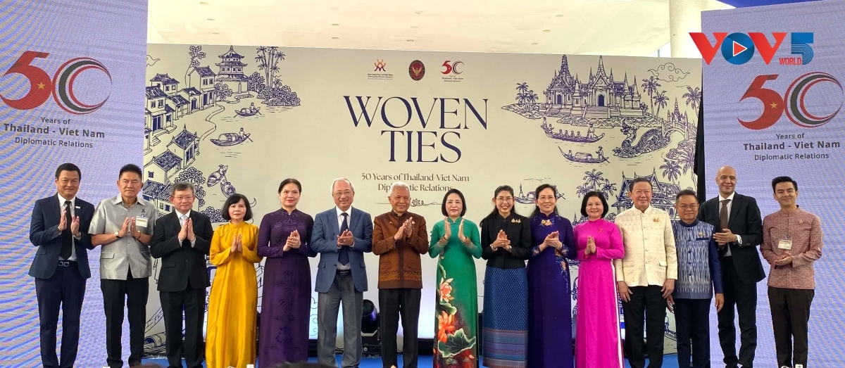 บรรดาผู้แทนจากทั้งเวียดนามและไทยเข้าร่วมพิธีเปิดนิทรรศการ “The Woven Ties: Celebrating 50 Years of Thailand–Viet Nam Diplomatic Relations”