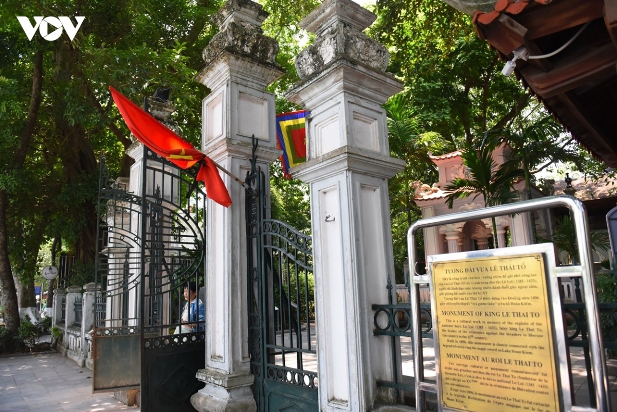 Cờ rủ có dải băng tang được treo bên ngoài Tượng đài Vua Lê Thái Tổ (phố Lê Thái Tổ, Hà Nội).