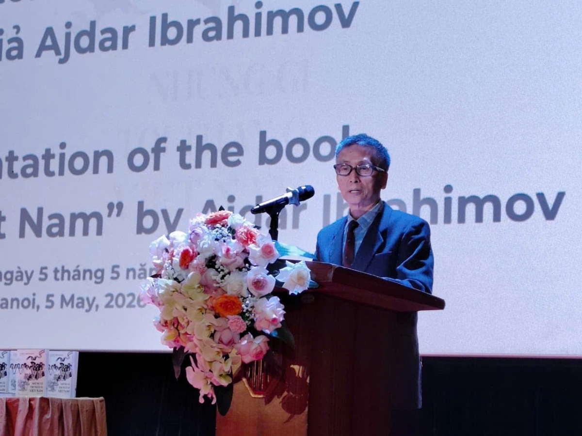 Dr. Nguyen Van Chien, a linguistics scholar and the book’s translator, speaks at the presentation of the book. (Photo: Azerbaijani Embassy)