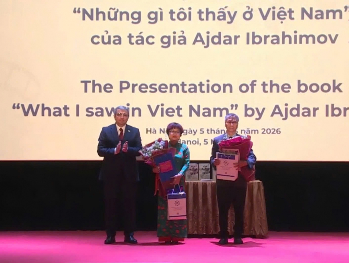Journalist and teacher Ha Viet Anh (in the middle) at the presentation of the book. (Photo: Azerbaijani Embassy)