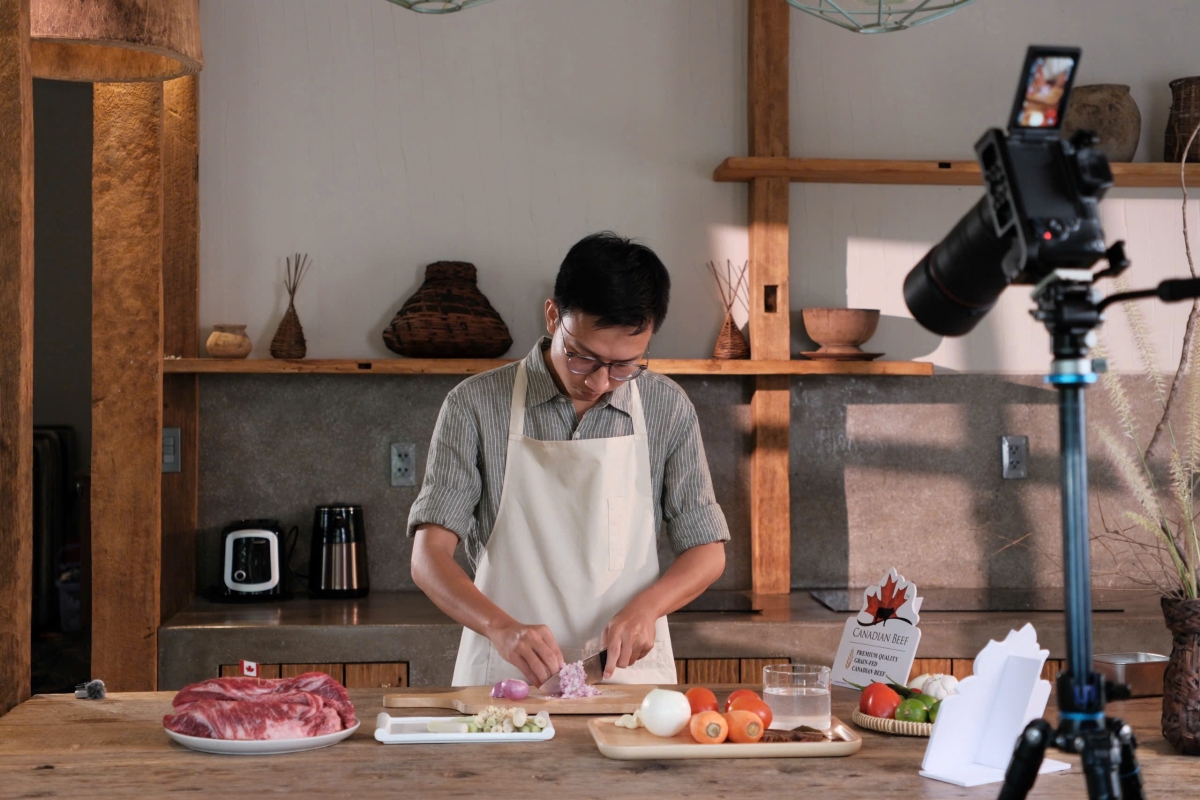 Chef Tran Le Thanh Thien prepares the ingredients for the dish. (Photo courtesy of Tran Le Thanh Thien) 