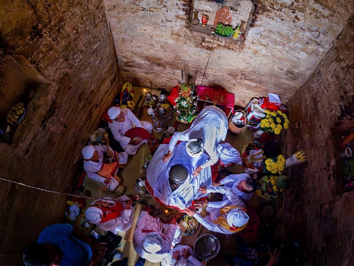 Ceremonia ritual de ablución del altar Linga-Yoni, celebrada en el interior de la torre principal del conjunto monumental. Foto: Nguyen Tien/sggp.org.vn