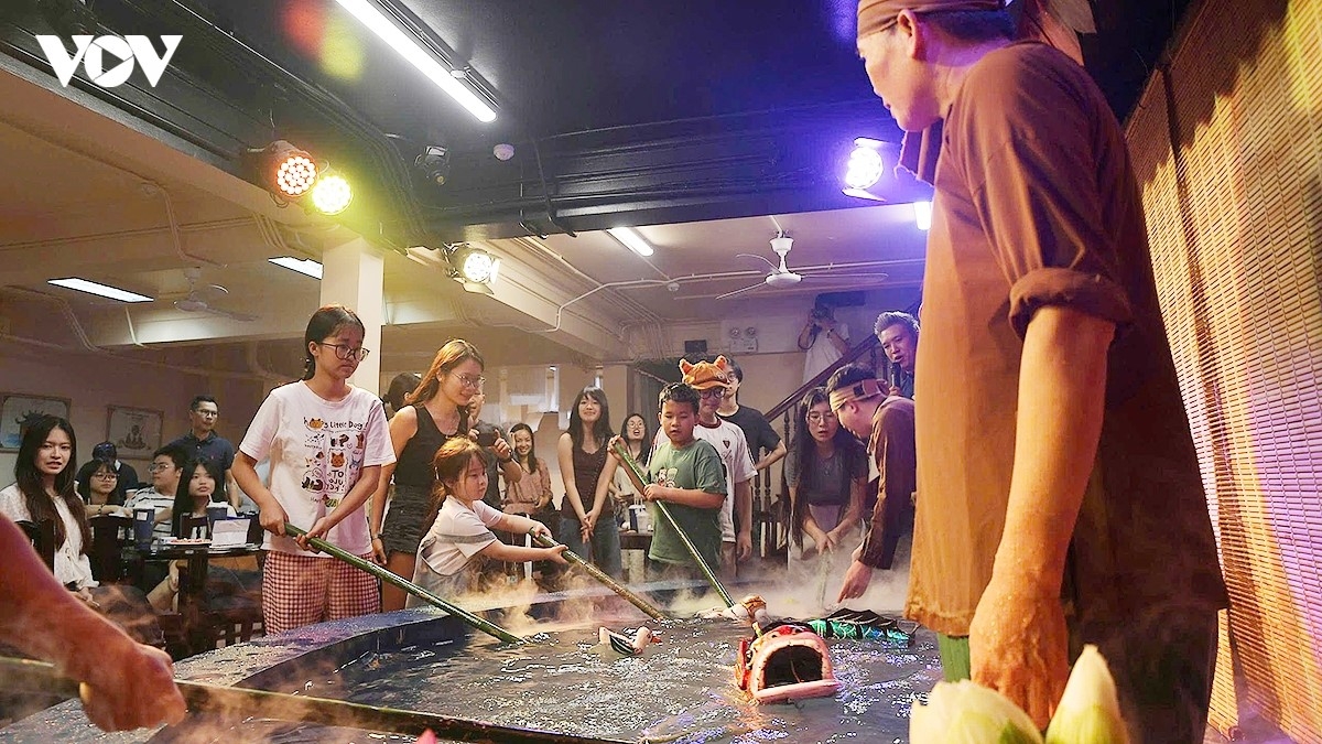 By combining live performances, cultural experiences, and contemporary creativity, the program aims to establish a new cultural tourism destination in Hanoi.
