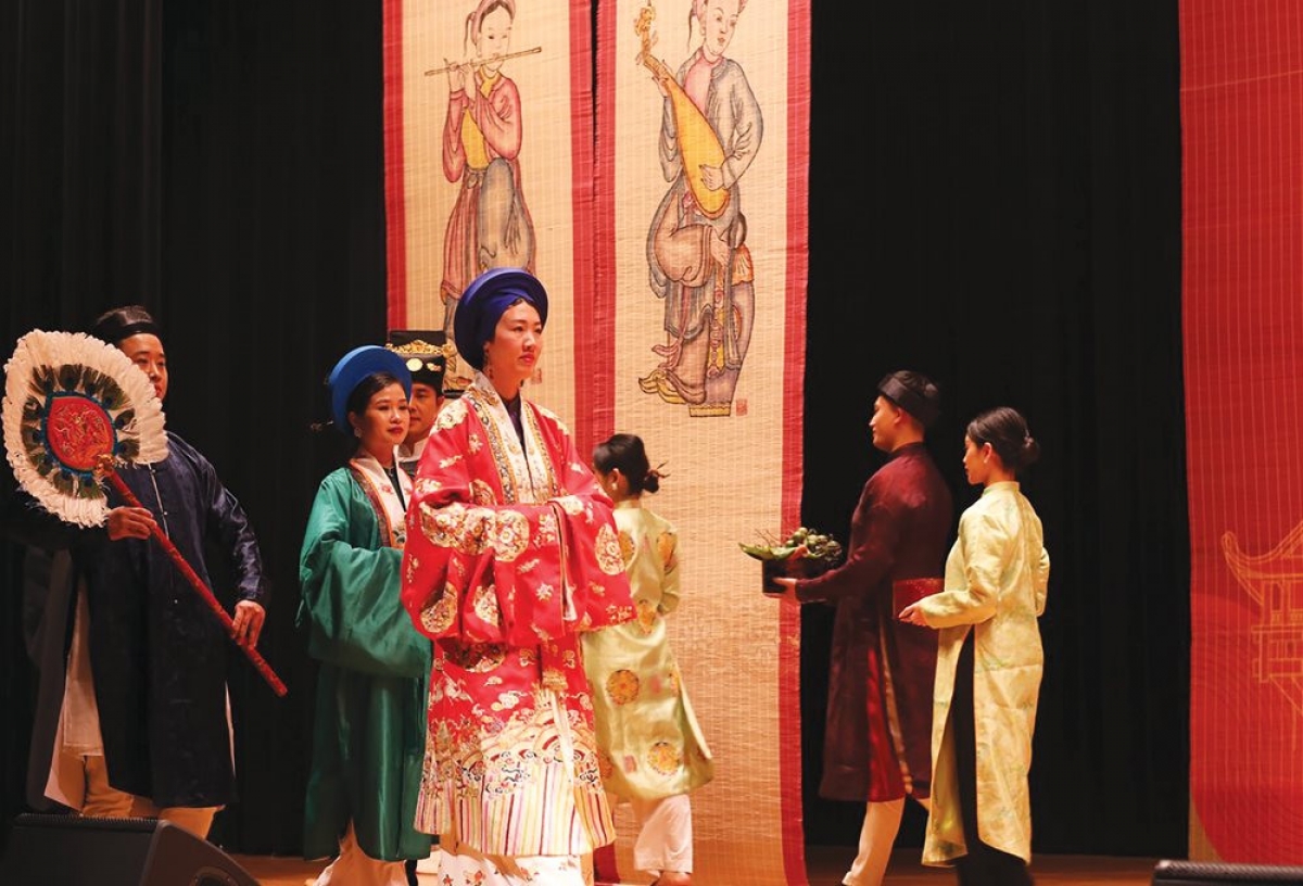 Kegiatan yang menampilkan pakaian kuno tradisional dalam rangka Hari Vietnam di Luar Negeri 2023. Foto: baotuyenquang.com.vn