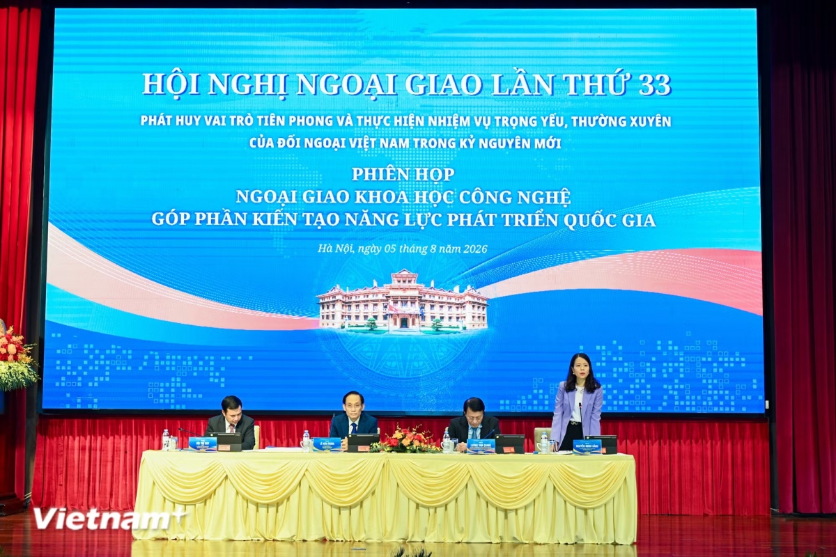 Tribune officielle de la conférence. Photo: Minh Son/Vietnam+