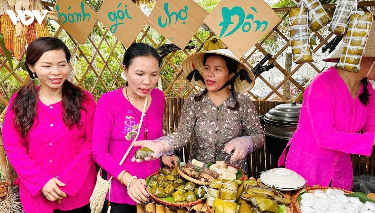 Các loại bánh địa phương được bày bán. Ảnh: VOV