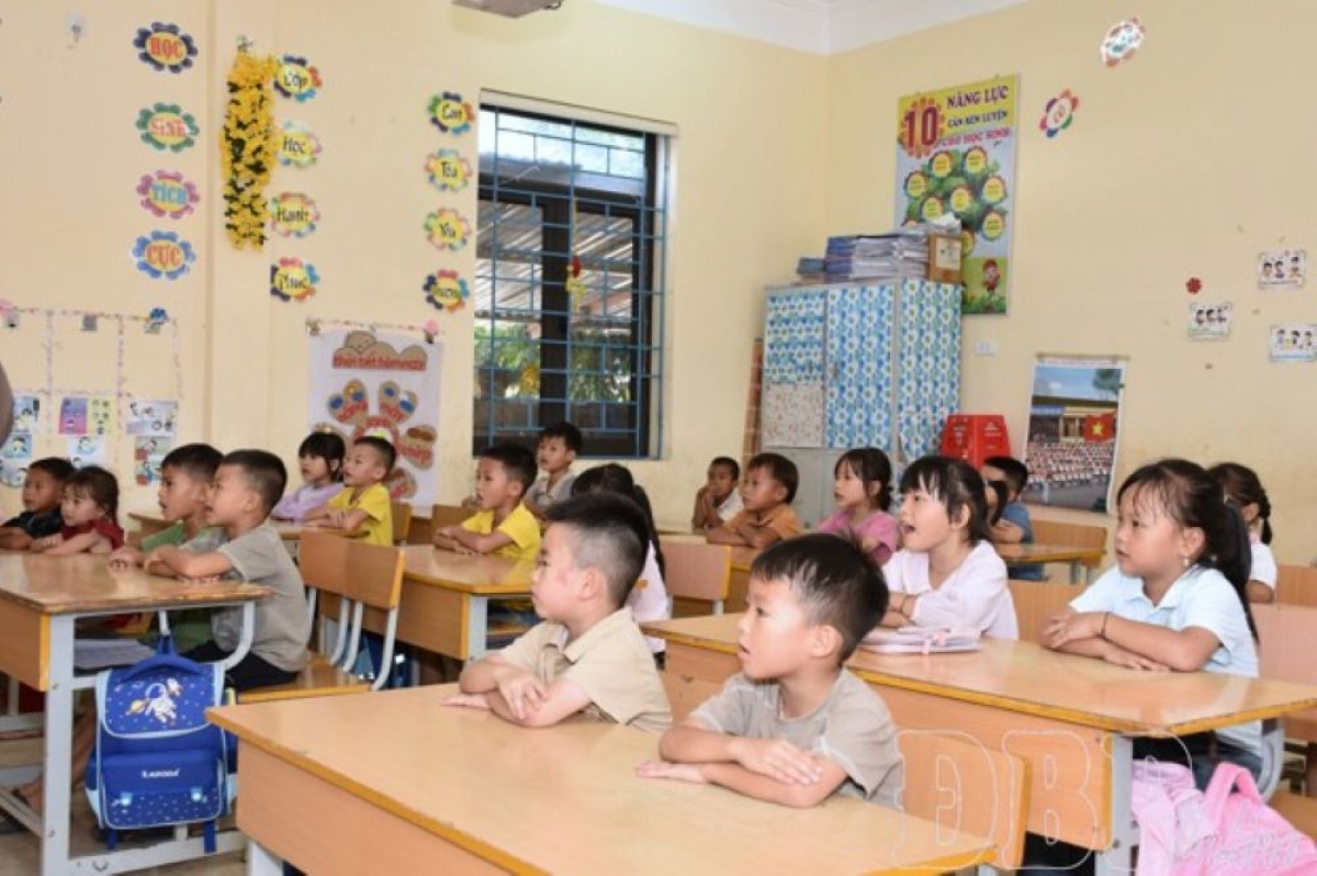First-grade students at Tran Van Tho Ethnic Minority Semi-boarding Primary School, Muong Nhe commune, Dien Bien province are learning Vietnamese language ahead of the 2026–2027 school year. (Photo: Quang Long/Dien Bien Newspaper and Radio-Television Station)