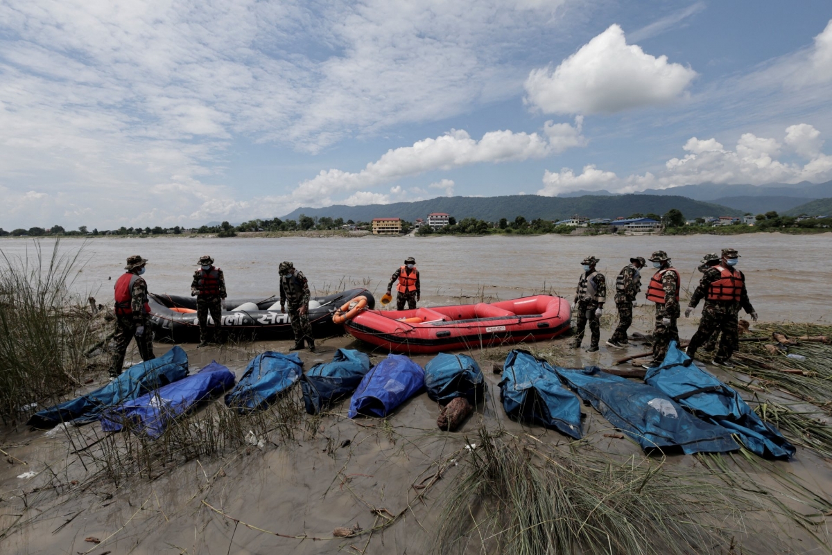 Des membres de l'armée népalaise près de corps retrouvés, emportés par des crues soudaines et une coulée de boue dans la rivière Narayani, à Chitwan, au Népal, le 31 août 2026. Photo: REUTERS/Navesh Chitrakar