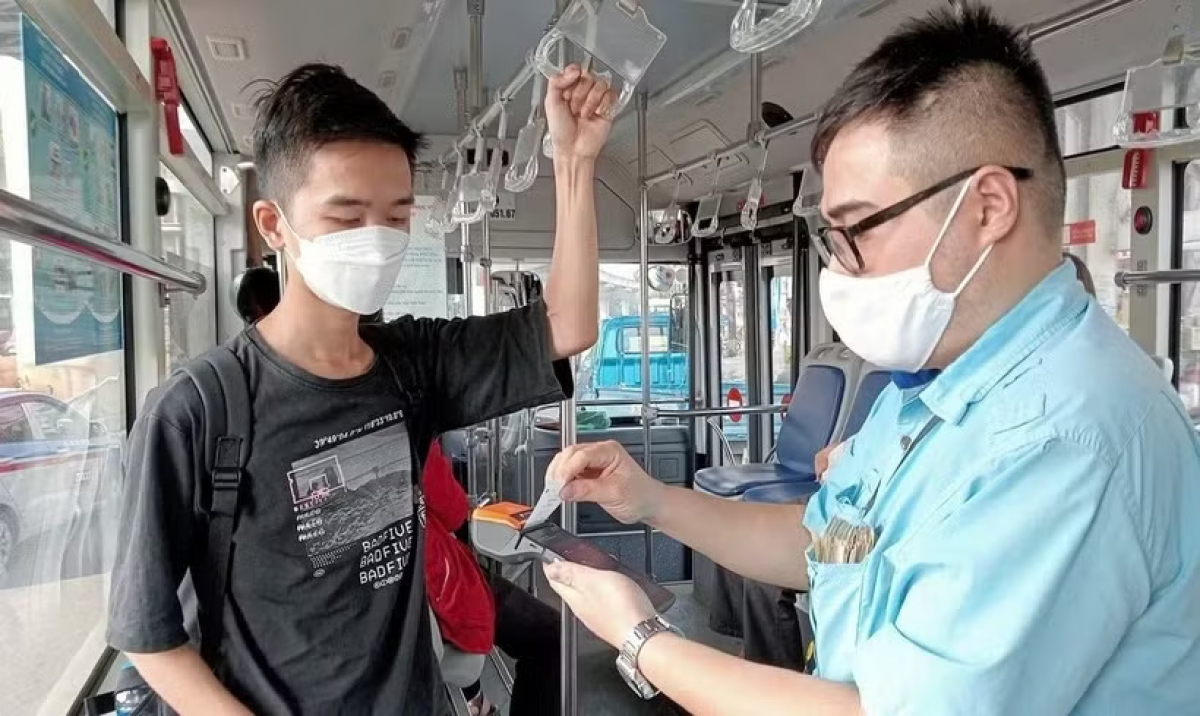 A modern electronic ticketing system is used on buses. (Illustrative photo: Vietnam+)