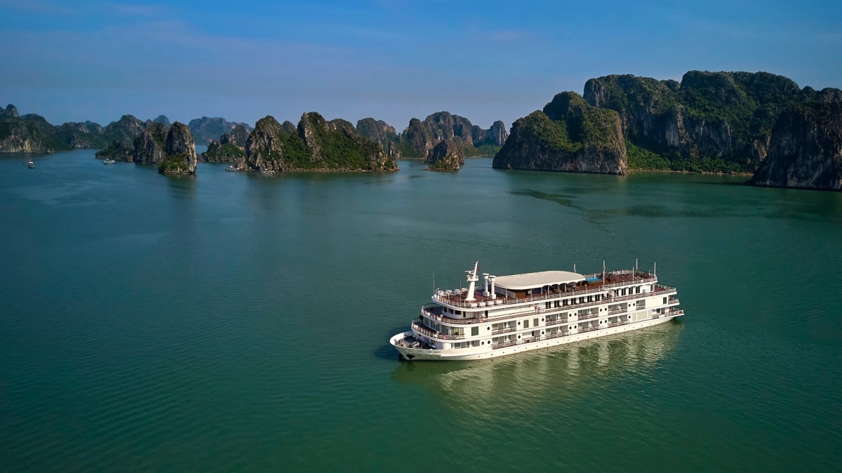 Ha Long retains the unique appeal of a seaside getaway, featuring limestone karsts, waters that shift in color, bayside dining, and a diverse range of experiences from day to night. (Photo: Paradise Vietnam)