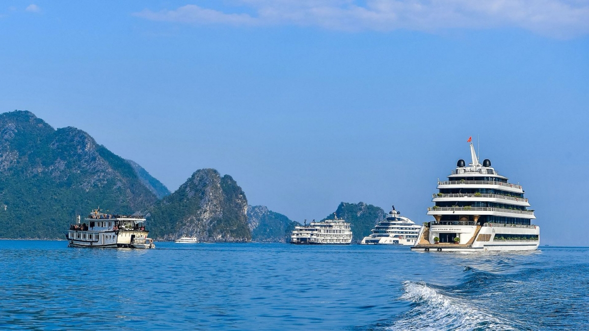 Kapal pesiar di Teluk Ha Long (Foto: nhandan.vn)