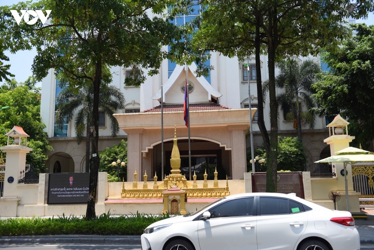 Trụ sở Đại sứ quán Lào tại Việt Nam (phố Quang Trung, TP Hà Nội) treo cờ rủ.