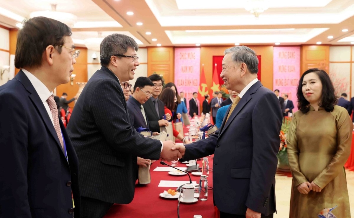 Sekjen sekaligus Presiden To Lam bersama para perantau Vietnam. Foto: VNA