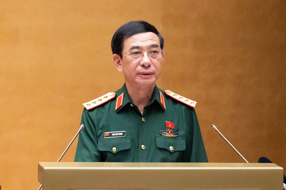 El viceprimer ministro y ministro de Defensa, general Phan Van Giang, presenta el dictamen resumido sobre el Proyecto de Ley de Prevención de la Proliferación de las Armas de Destrucción Masiva. Foto: quochoi.vn