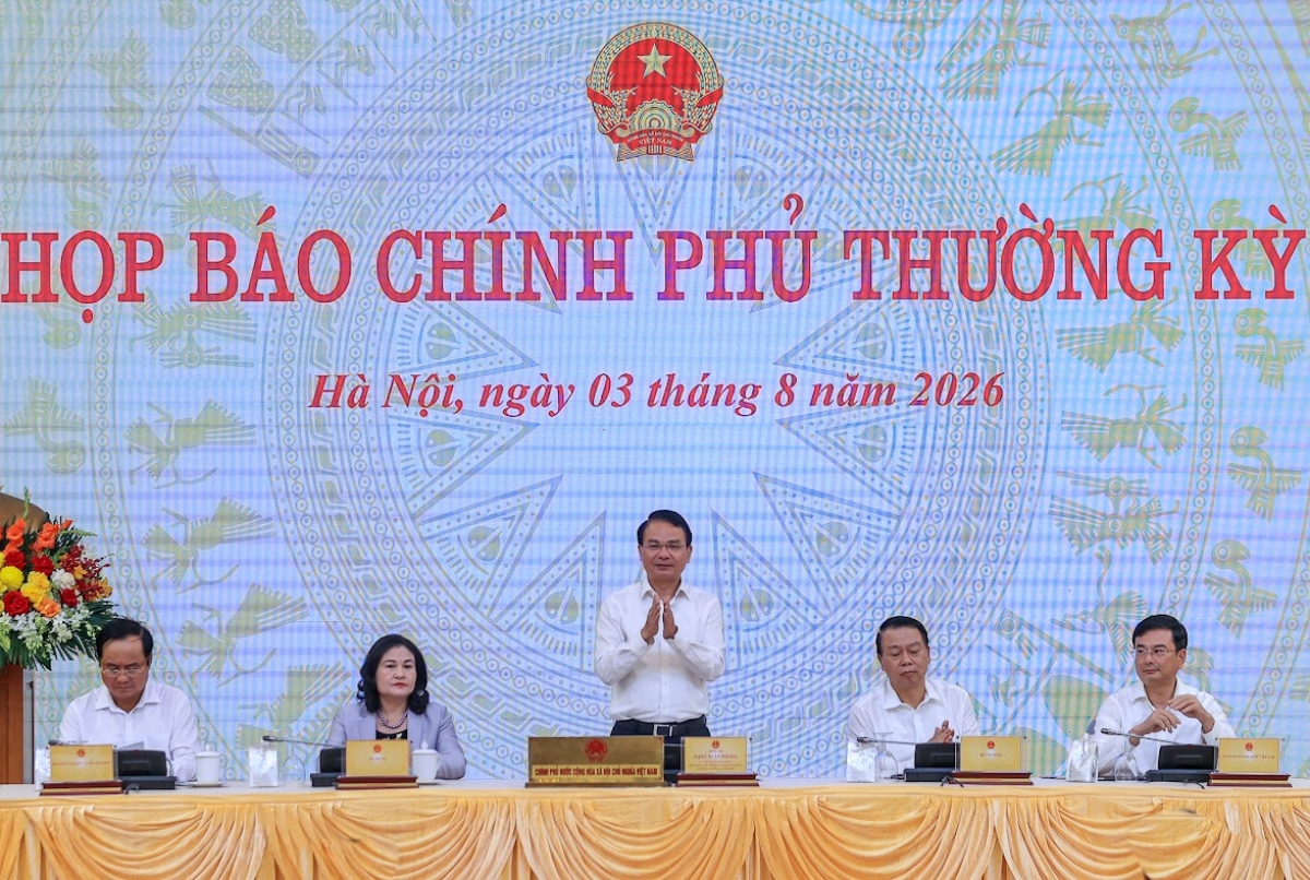 Minister and Chairman of the Government Office Dang Xuan Phong chairs the government's monthly meeting for July. (Photo: VGP/Nhat Bac)