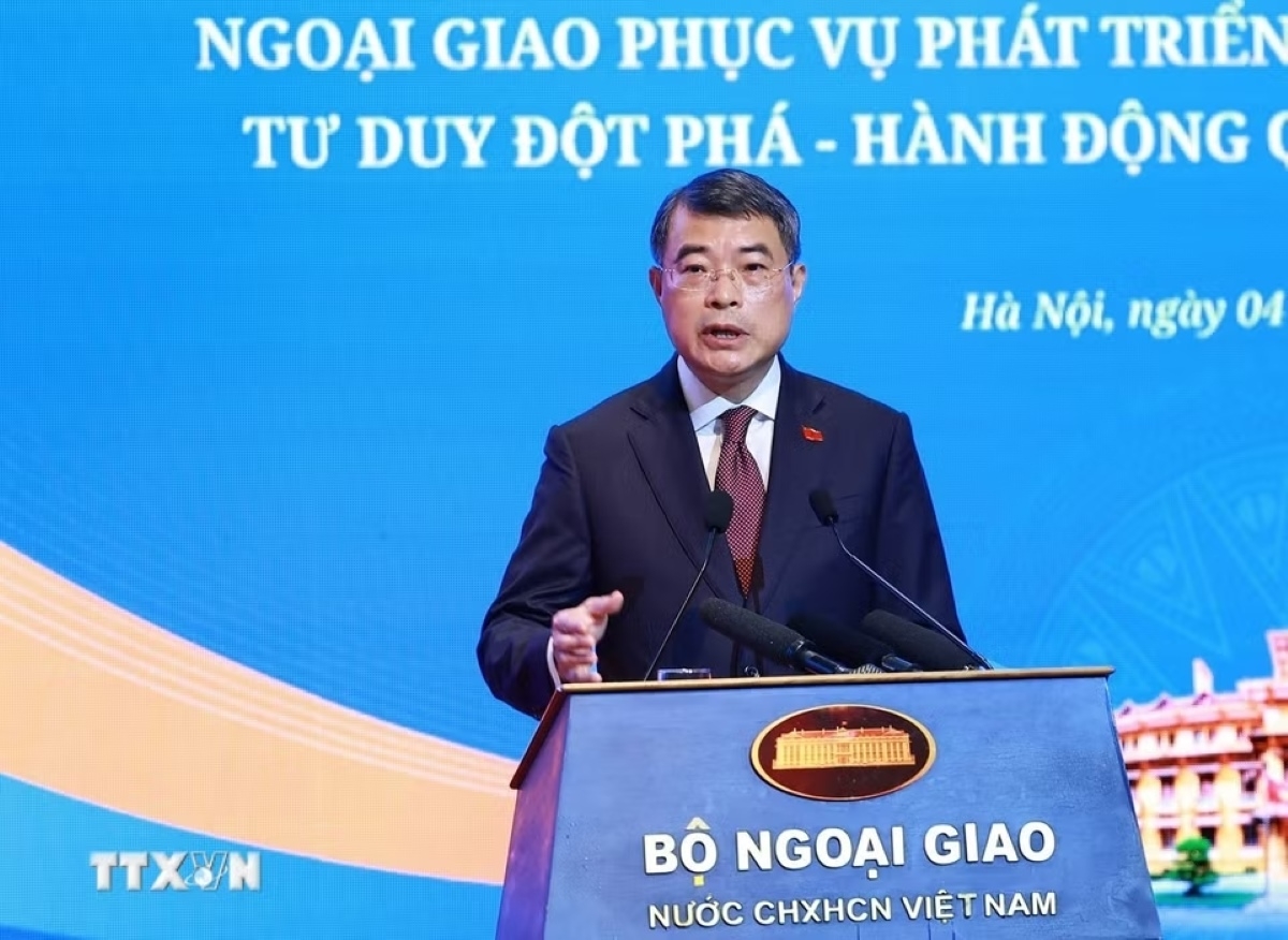 Prime Minister Le Minh Hung speaks at the plenary session of the 33rd Diplomatic Conference. (Photo: Duong Giang/VNA)