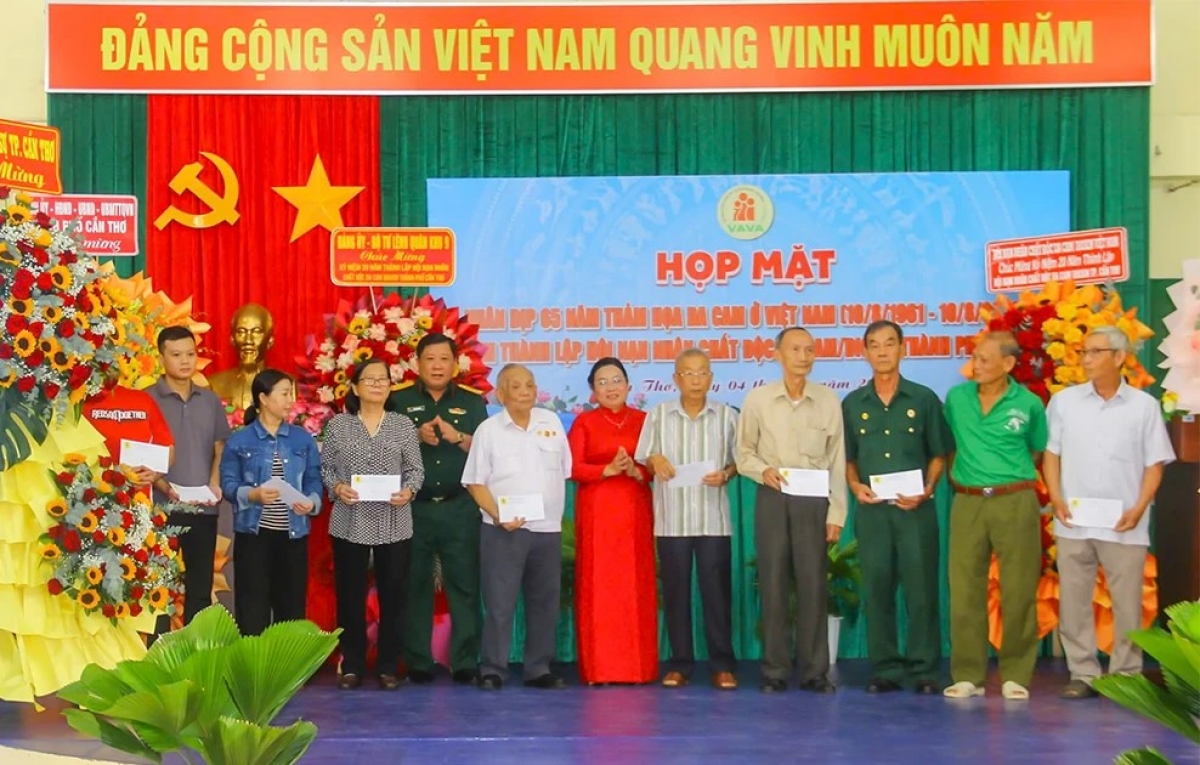 Trao tặng quà đến nạn nhân chất độc da cam phường Ninh Kiều, TP Cần Thơ. Ảnh: baocantho.com.vn