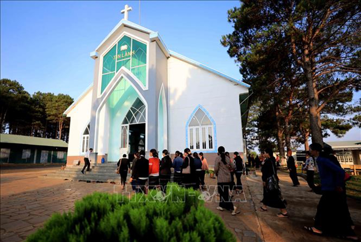 People come to Plei Mo Nu Protestant Church in An Phu ward, Pleiku city, Gia Lai province.  (Photo: Nhat Anh/VNA)