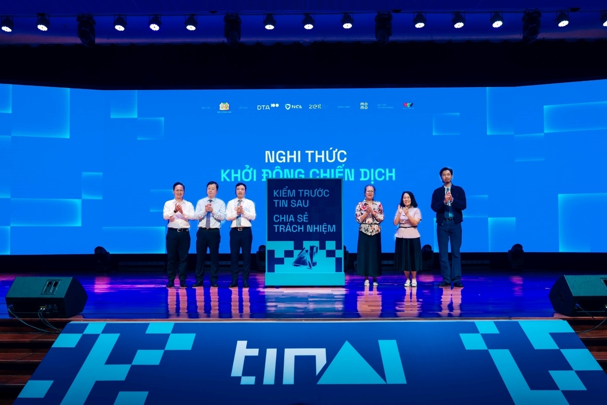 Delegates launch the "Trust AI" campaign. (Photo: VGP)