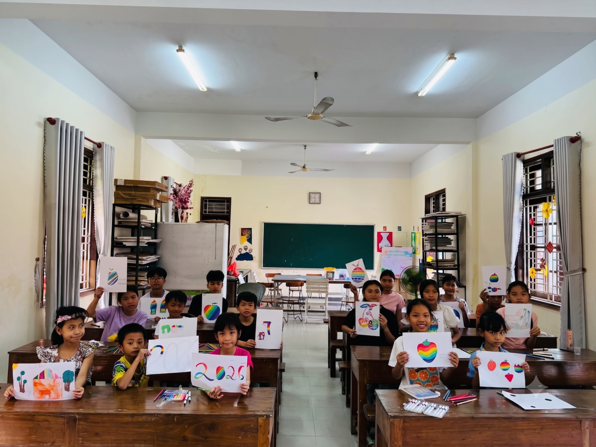 Les enfants lors d’un cours de dessin au Centre de protection de l’enfance de Xuân Phú. Photo: Toucher Arts