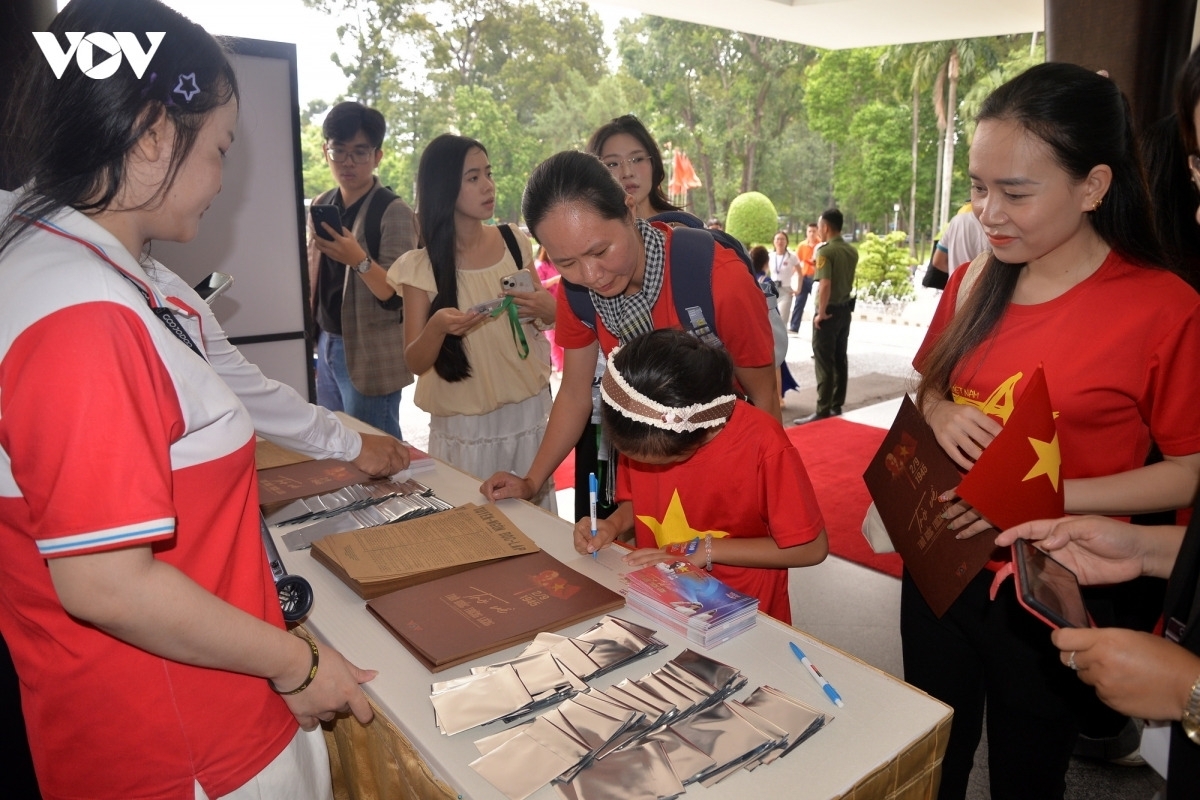 ບັນດາເດັກມີຄວາມຈູບຈ້າວເມື່ອໄດ້ເຂົ້າຮ່ວມລາຍການ.