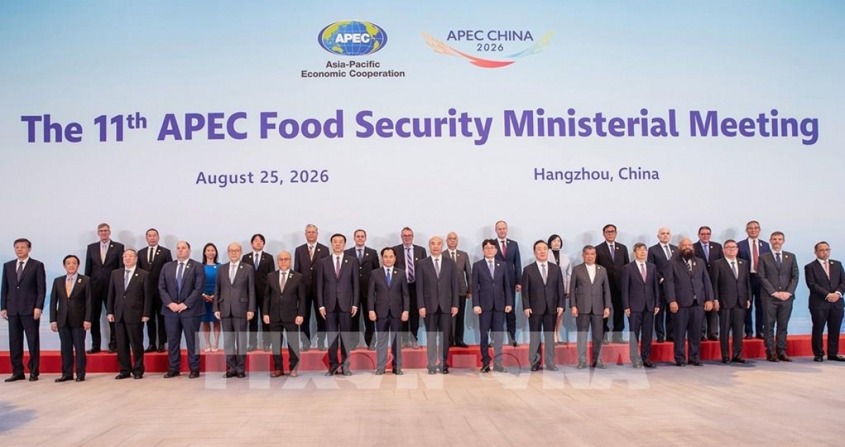 Para peserta konferensi berfoto bersama (Foto: VNA)