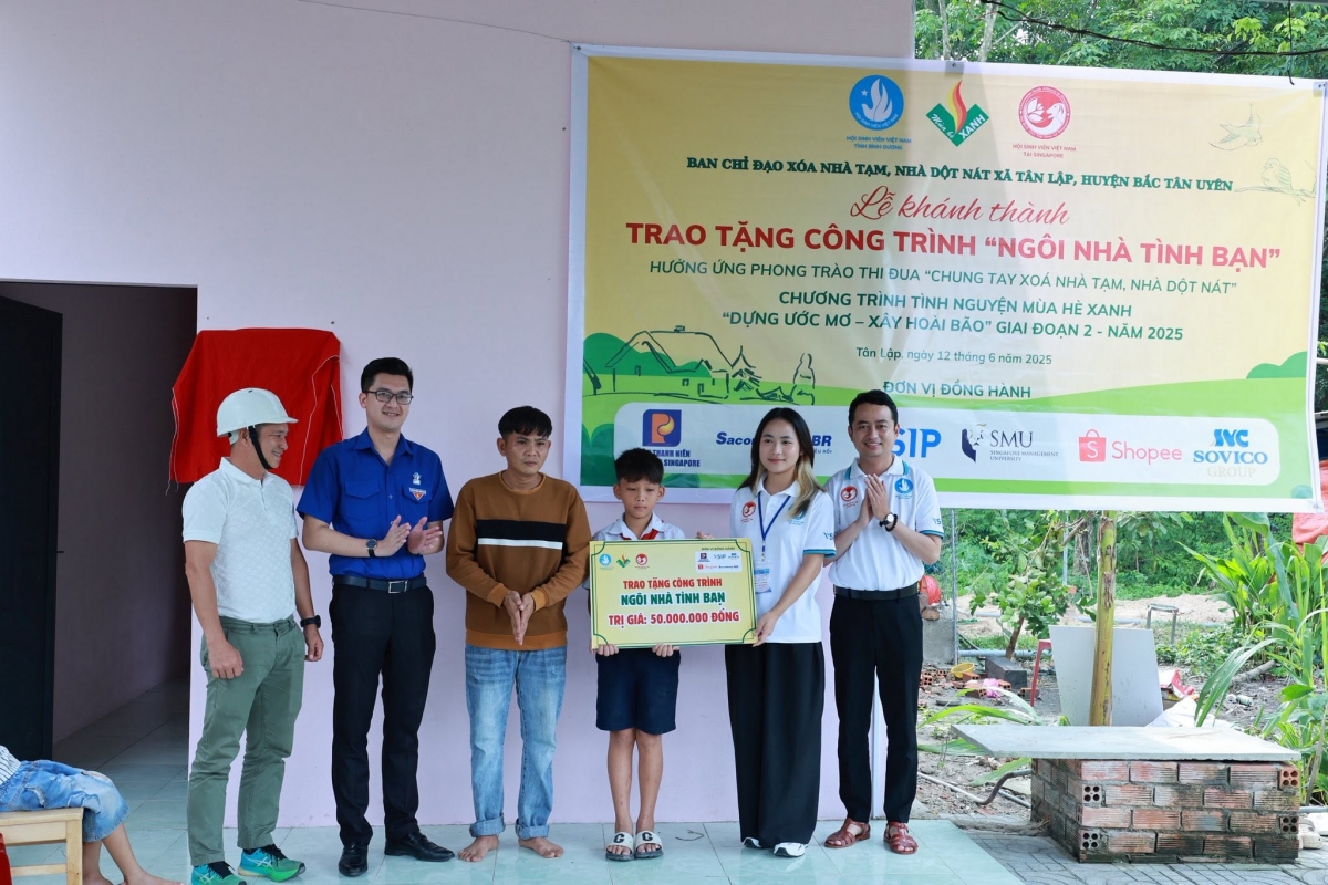 Đại diện Hội sinh viên Việt Nam tại Singapore tham gia trao tặng nhà cho các gia đình khó khăn ở Việt Nam. Ảnh:FBNV